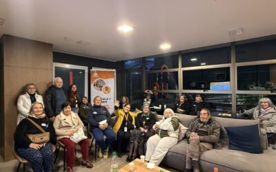 Alianza intergeneracional:  el programa telefónico que conecta a jóvenes y personas mayores para disminuir la soledad en Chile
